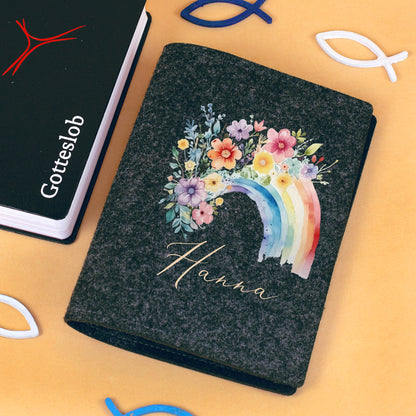 Personalisierte Gesangbuchhülle aus anthrazitfarbenem Filz mit floralem Regenbogen-Motiv und Name