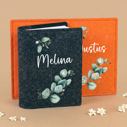 Personalisierte Buchhülle aus Filz in Anthrazit und Orange mit Eukalyptus Motiv, christlichen Symbolen und Name
