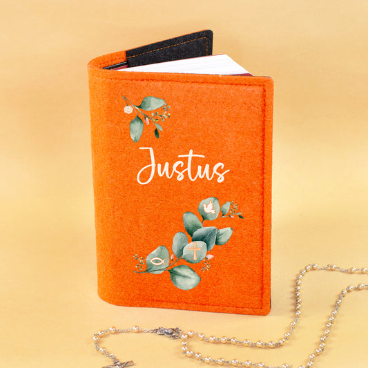 Orange Filz-Buchhülle für Gotteslob mit Eukalyptus Motiv, Name Justus und christlichen Symbolen