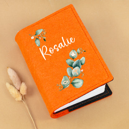 Orange Buchhülle aus Filz mit Eukalyptus Motiv, Name Rosalie und eingelegtem Gotteslob als Größenbeispiel