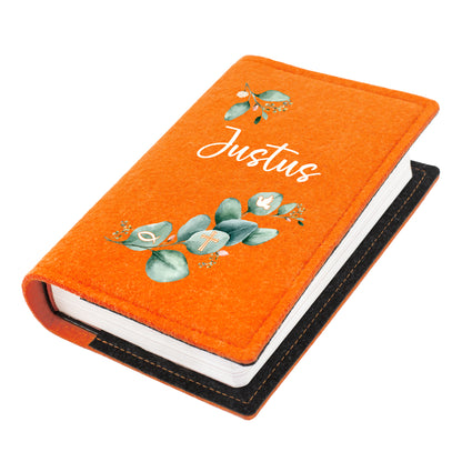 Orange Buchhülle für Gotteslob aus Filz mit Eukalyptus Motiv, Name Justus und religiösen Symbolen