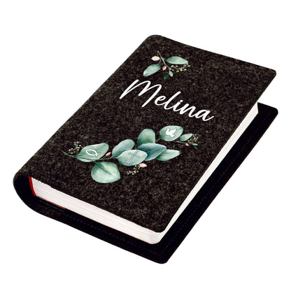 Anthrazitfarbene Buchhülle aus Filz mit Eukalyptus Motiv, Name Melina und Symbolen für Gotteslob oder Gesangbuch