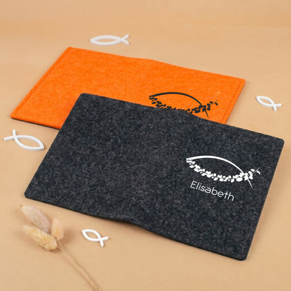Personalisierte Buchhülle aus Filz in Anthrazit und Orange mit Ichthys Fisch Motiv und Name für Gotteslob und Gesangsbuch