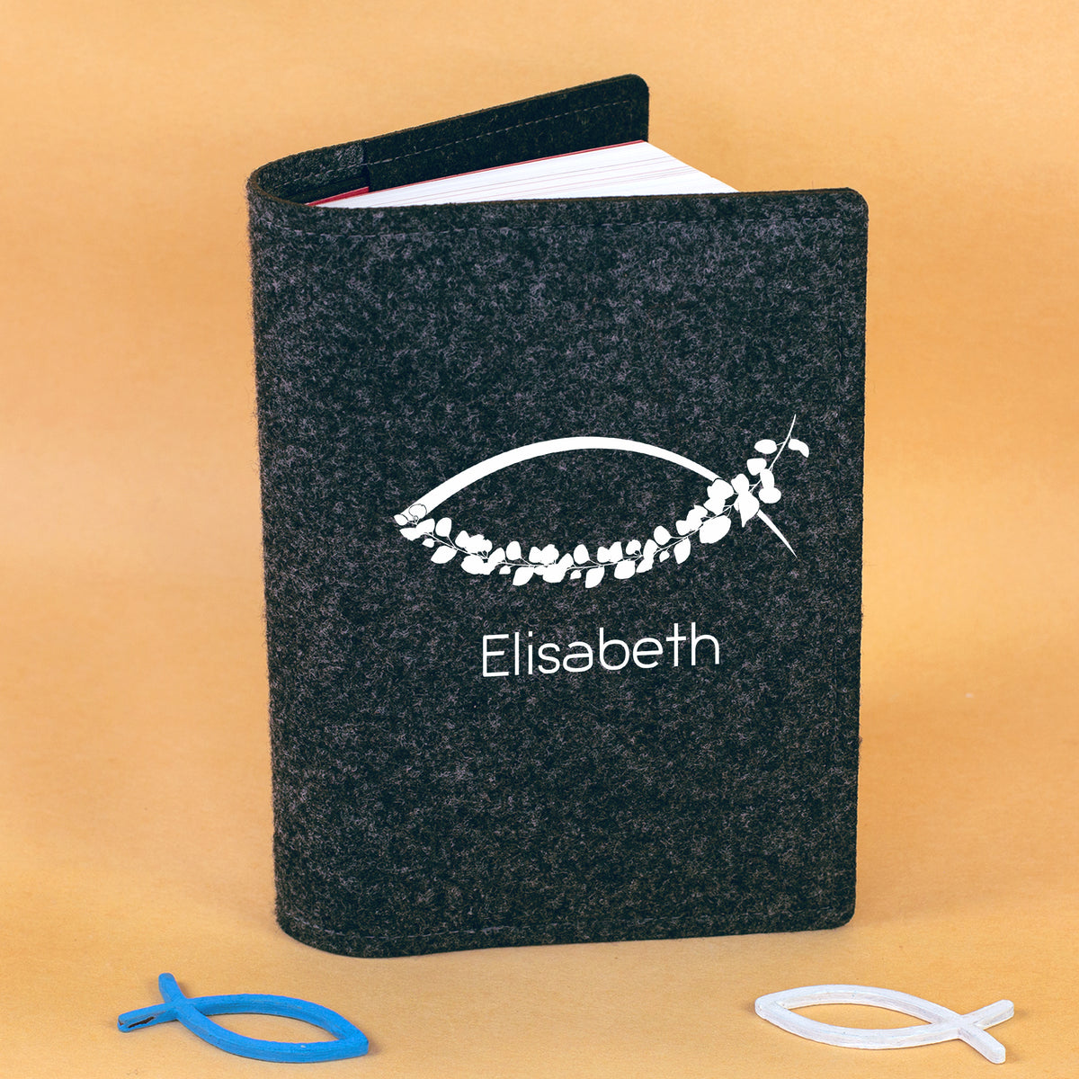 Anthrazitfarbene Buchhülle aus Filz mit weißem Ichthys Fisch Motiv, Blätterbogen und Name Elisabeth