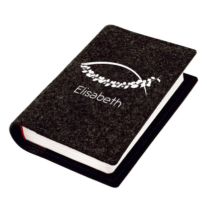 Anthrazit Filz Buchhülle mit weißem Ichthys Fisch Motiv und Name Elisabeth als personalisierte Schutzhülle fürs Gotteslob