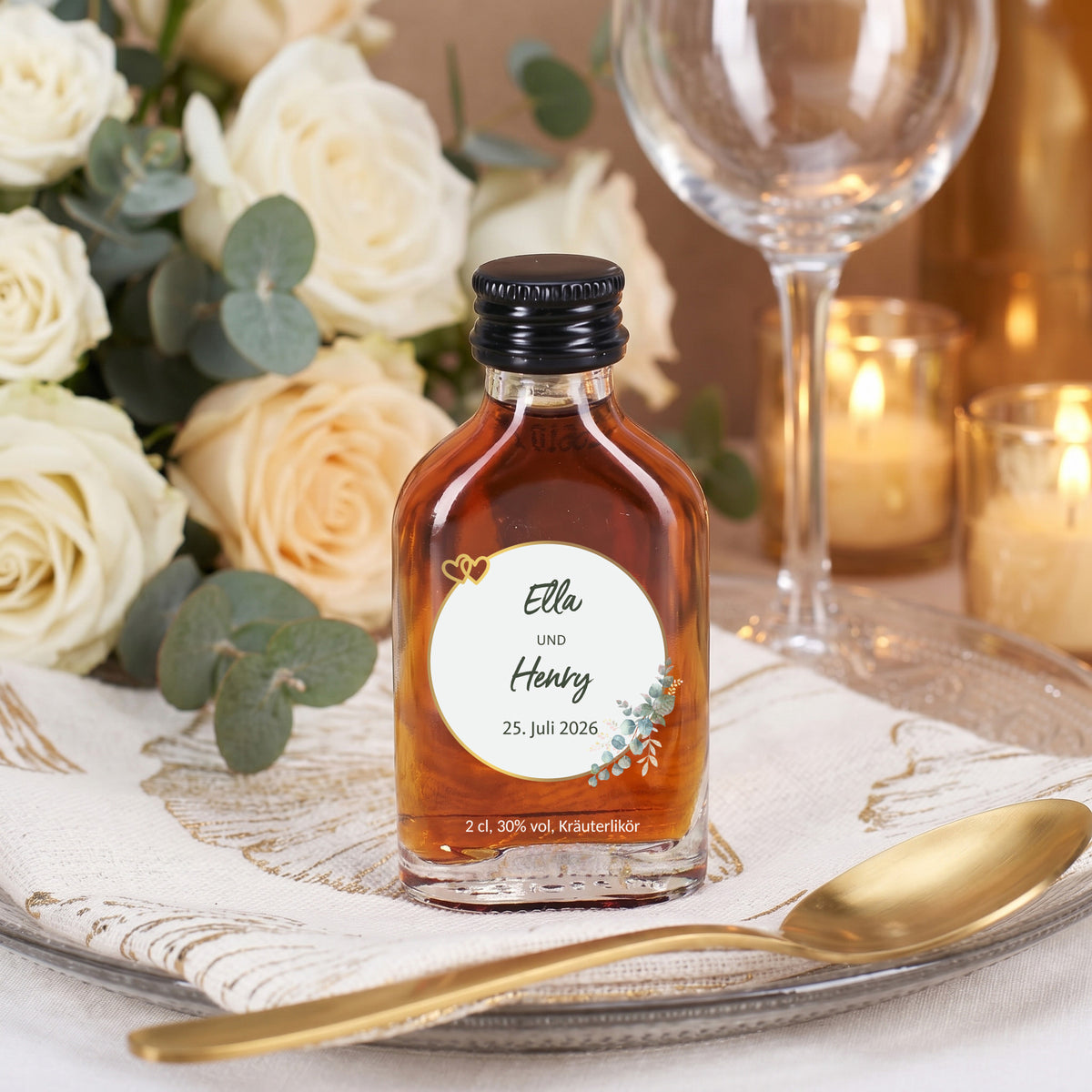 Kräuterlikör zur Hochzeit mit personalisiertem Etikett für Ella und Henry neben weißen Rosen und goldenem Löffel