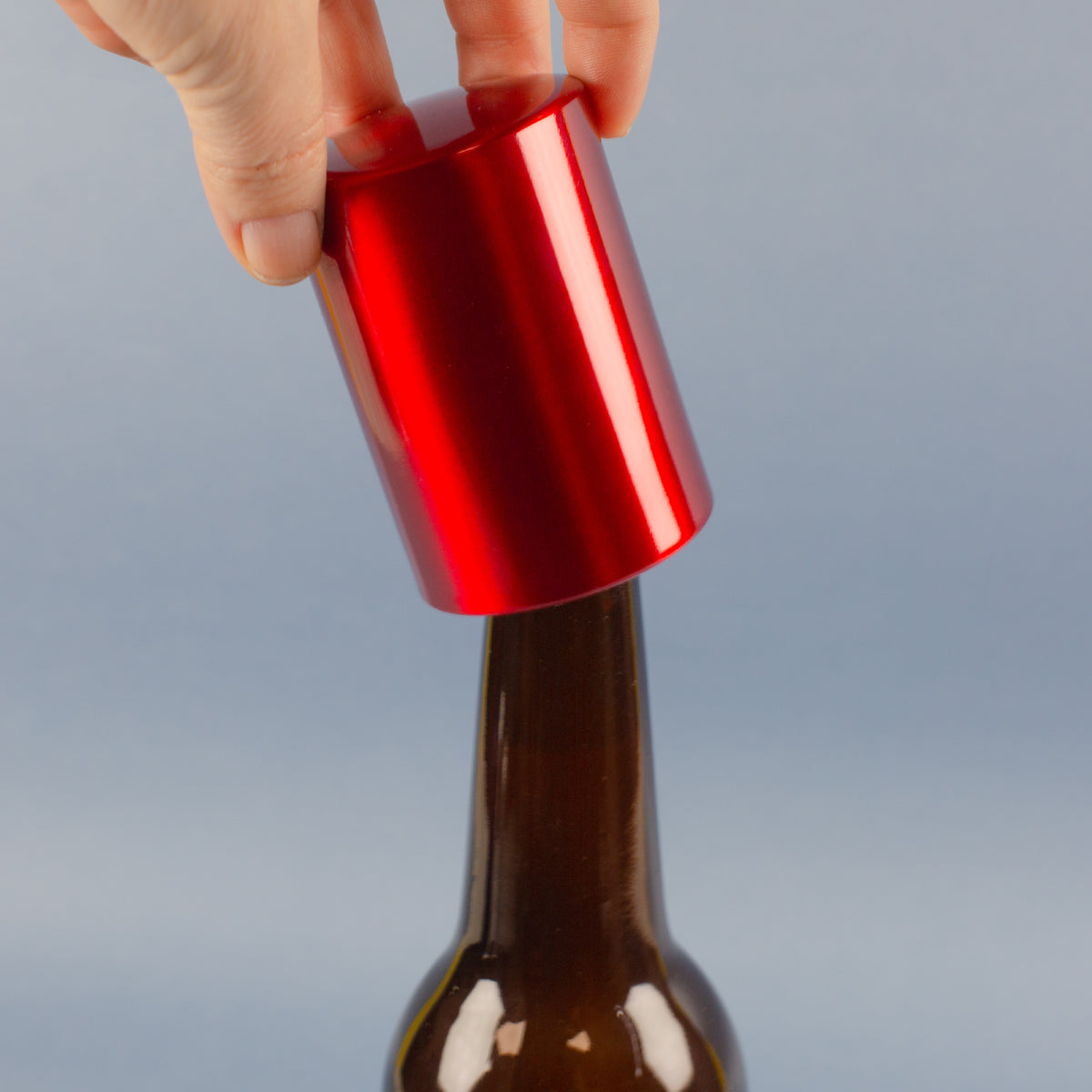 Push-Up Flaschenöffner beim Öffnen einer Bierflasche – Einhand-Mechanismus in Aktion