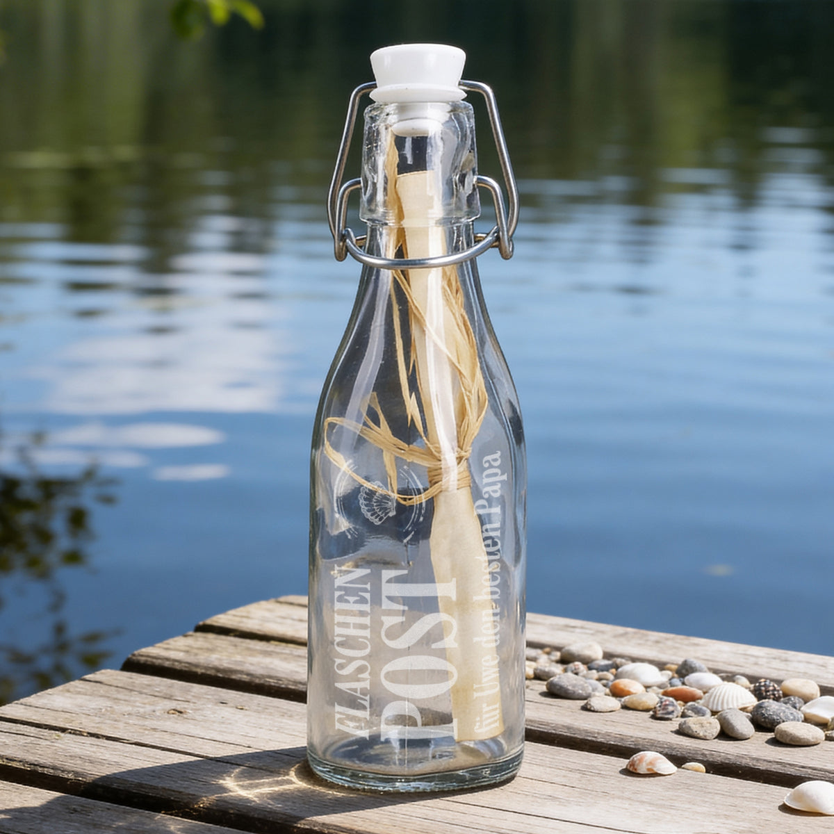 Glasflasche mit Flaschenpost auf Holzsteg am Wasser, dekoriert mit Muscheln und maritimem Hintergrund