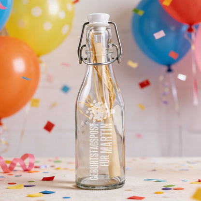 Glasflasche mit Bügelverschluss und personalisierter Geburtstagspost für Martin, dekoriert mit Konfetti und bunten Luftballons