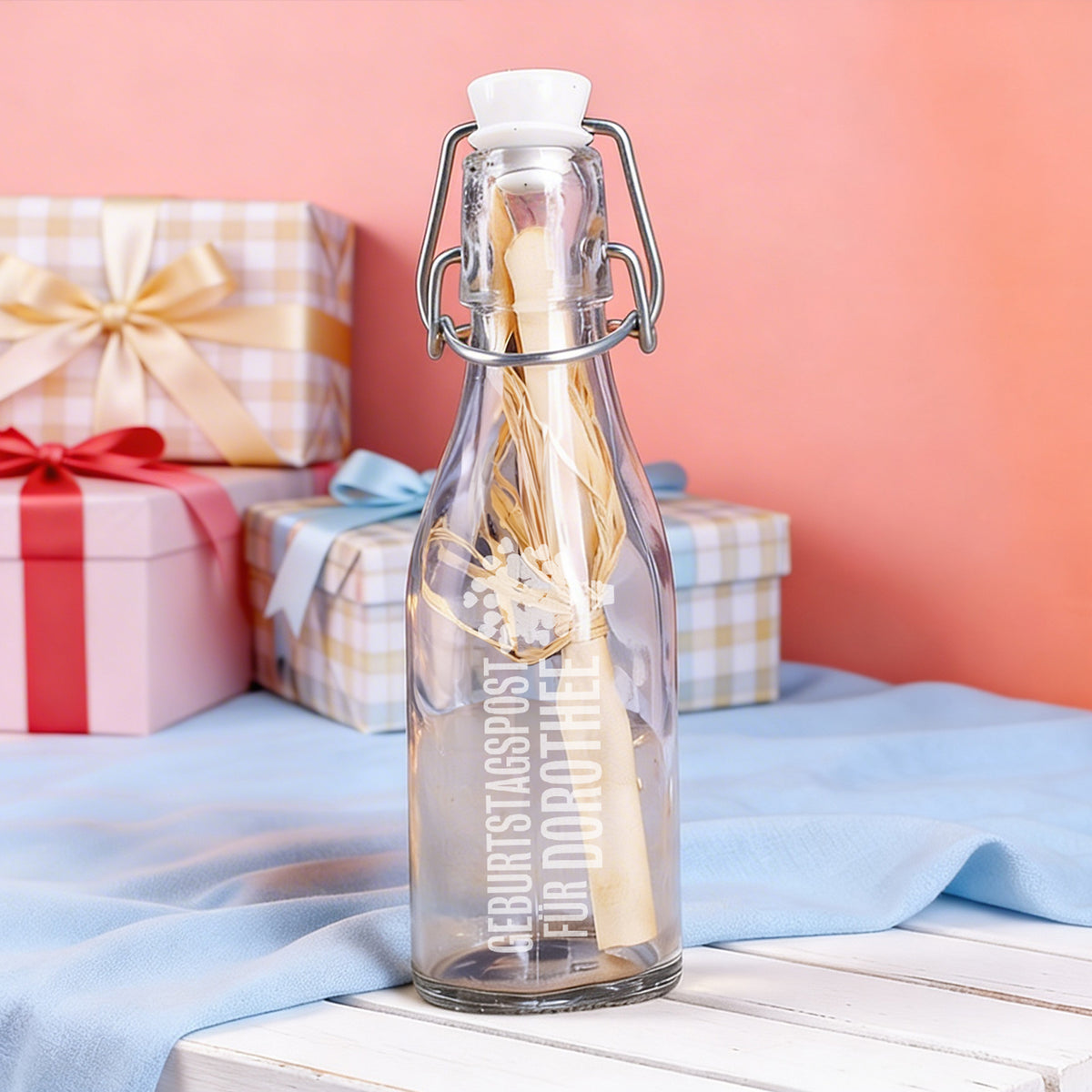 Geschenkflasche mit Geburtstagspost für Dorothee und eingerollter Nachricht, dekoriert mit Geschenkboxen im Hintergrund