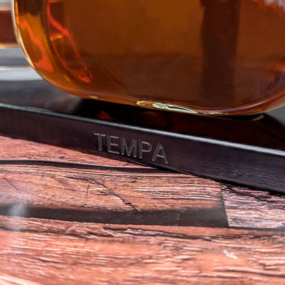 Detailansicht des Holzsockels von vorn mit dem Markennamen Tempa