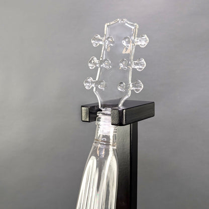 Detailansicht des Aromaverschlusses der Gitarre im schwarzen Holzständer aus Holz