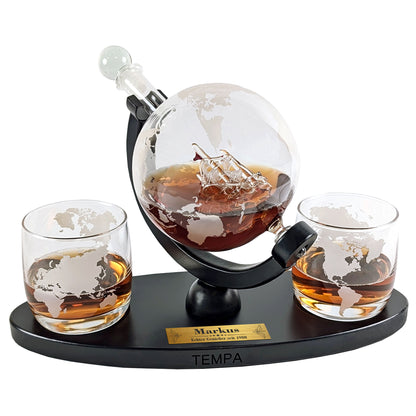 Whisky-Dekantierset als Weltkugel mit Gravurplakette „Markus“ und zwei gravierten Gläsern mit Weltkarten-Motiv auf weißem Hintergrund