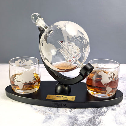 Whisky-Dekantierset als Weltkugel mit Gravurplakette „Markus“ und zwei gravierten Gläsern mit Weltkarten-Motiv