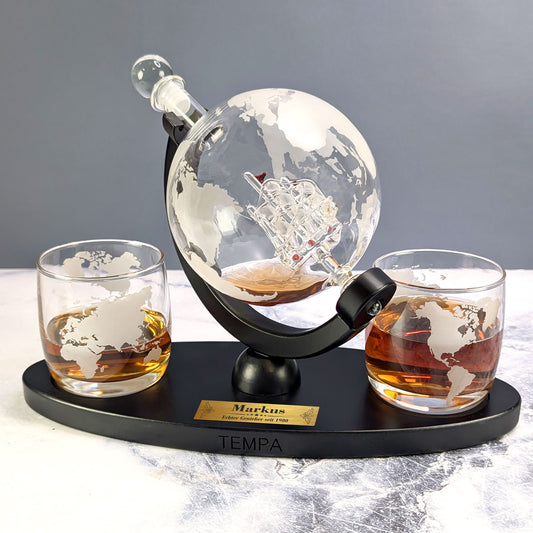 Whisky-Dekantierset als Weltkugel mit Gravurplakette „Markus“ und zwei gravierten Gläsern mit Weltkarten-Motiv