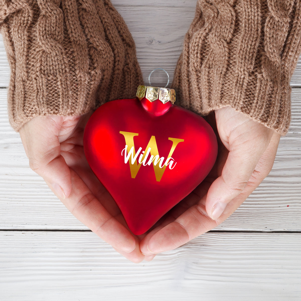 Personalisierte Herz-Weihnachtskugel mit Initiale W und Name Wilma in Händen gehalten