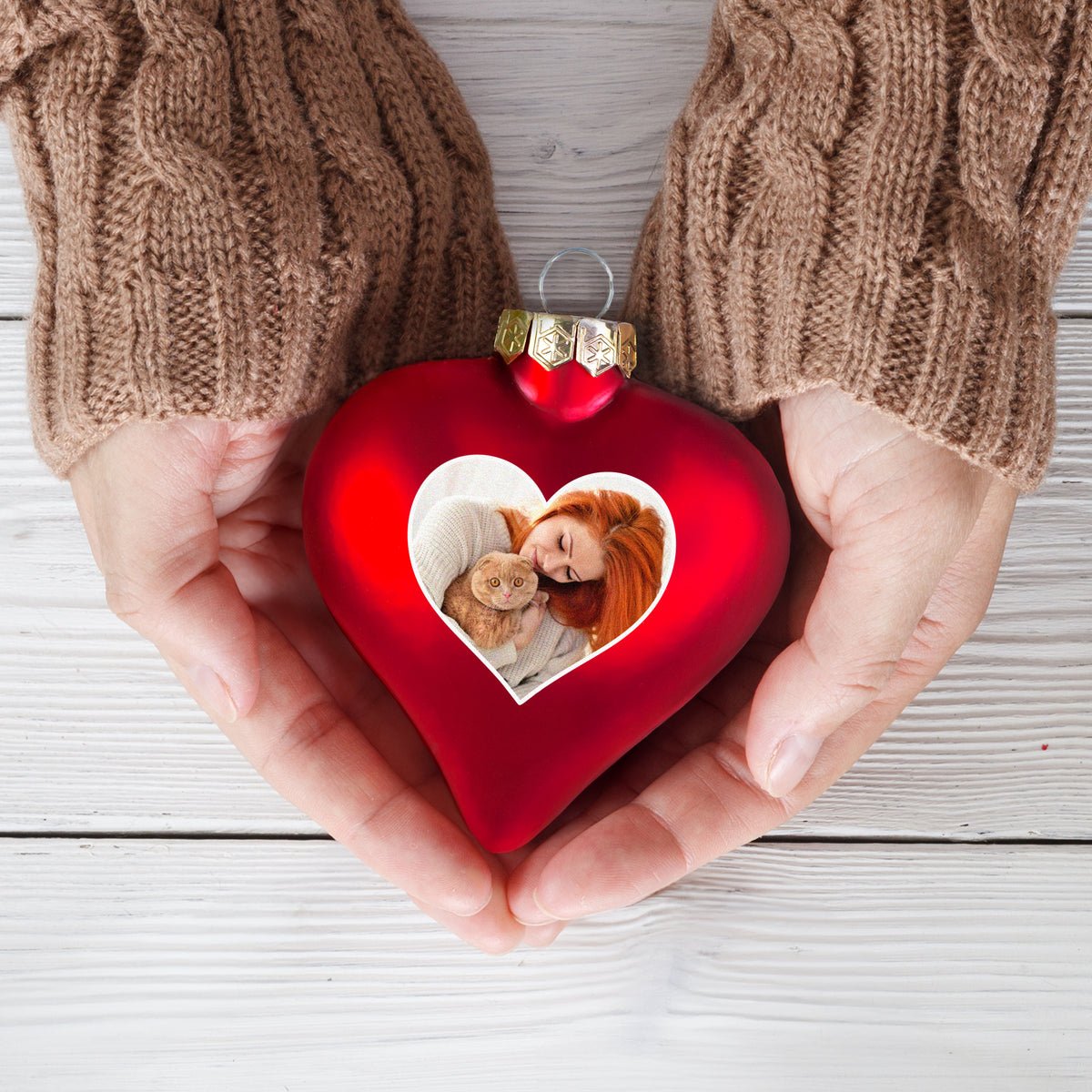 Rote Foto-Christbaumkugel mit Frau und Katze im Herzmotiv – personalisiert und emotional