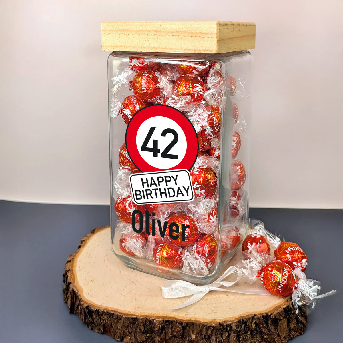 Glasdose mit Motiv „42 Happy Birthday“ im Verkehrszeichen-Look und Name Oliver