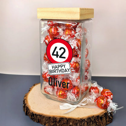 Glasdose mit Motiv „42 Happy Birthday“ im Verkehrszeichen-Look und Name Oliver