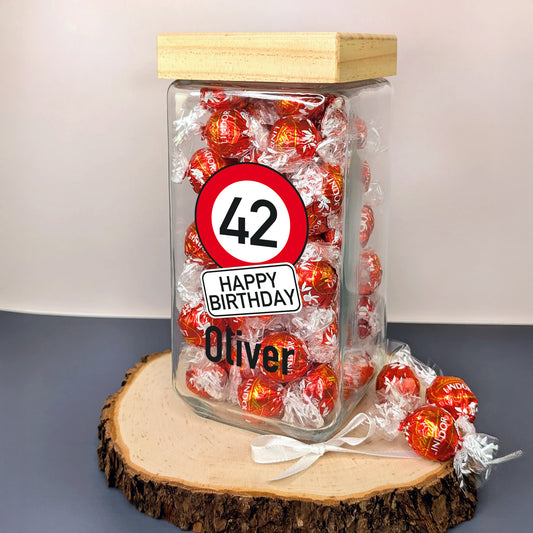 Glasdose mit Motiv „42 Happy Birthday“ im Verkehrszeichen-Look und Name Oliver