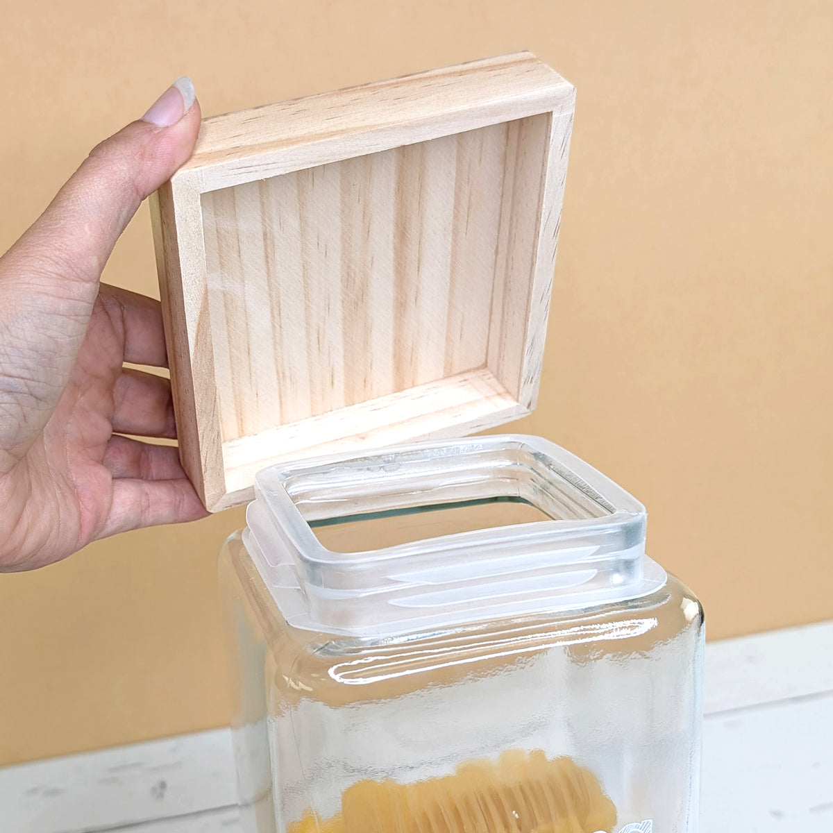 Glasdose mit geöffnetem Bambusdeckel – Detailansicht der Öffnung