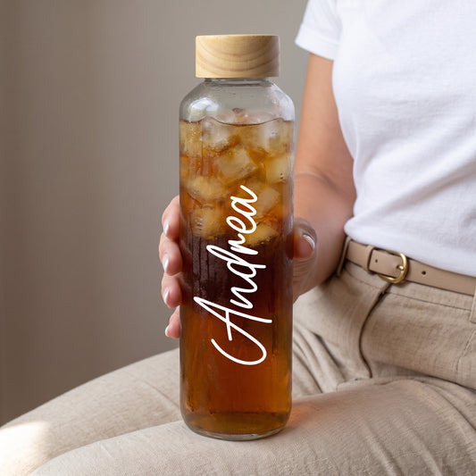 Personalisierte Glasflasche mit Holzdeckel und Wunschname für das Büro 