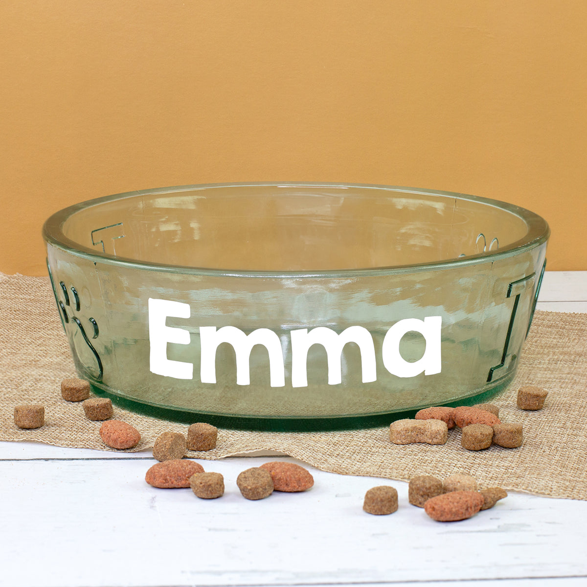Großer Hundenapf aus Glas mit weißem Namensaufdruck Emma und verstreutem Hundefutter