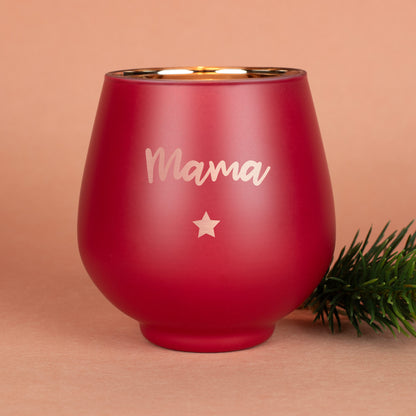 Rotes Windlicht mit Gravur „Mama“, mit Tannenzweig dekoriert.