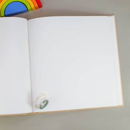 Leere Seite zur freien Gestaltung im Baby-Fotoalbum