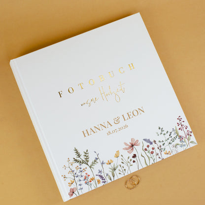 Fotoalbum zur Hochzeit mit Wildblumen-Design und Personalisierung, dekorativ fotografiert