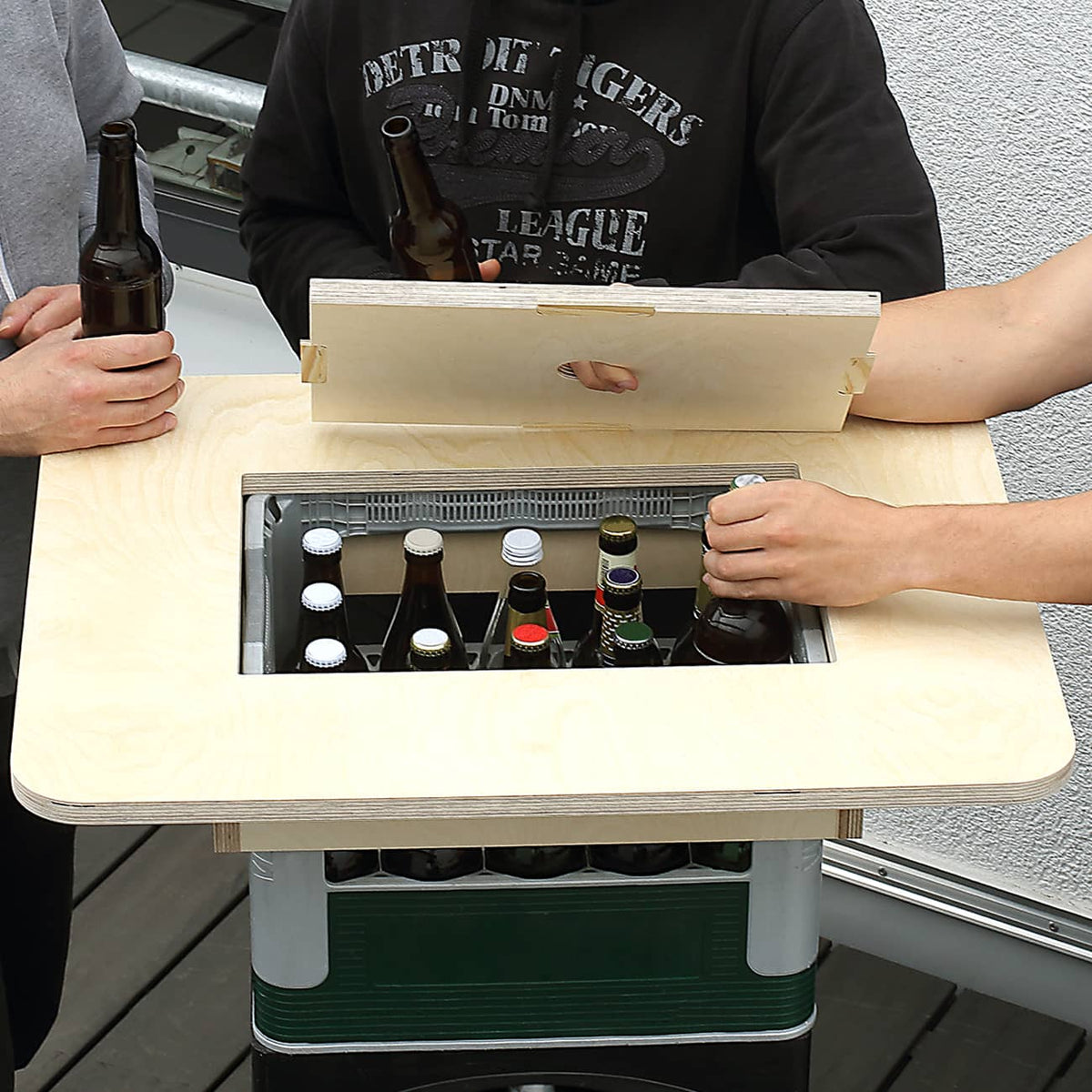 Oh schon Bier Uhr! - Stehtisch für Bierkasten