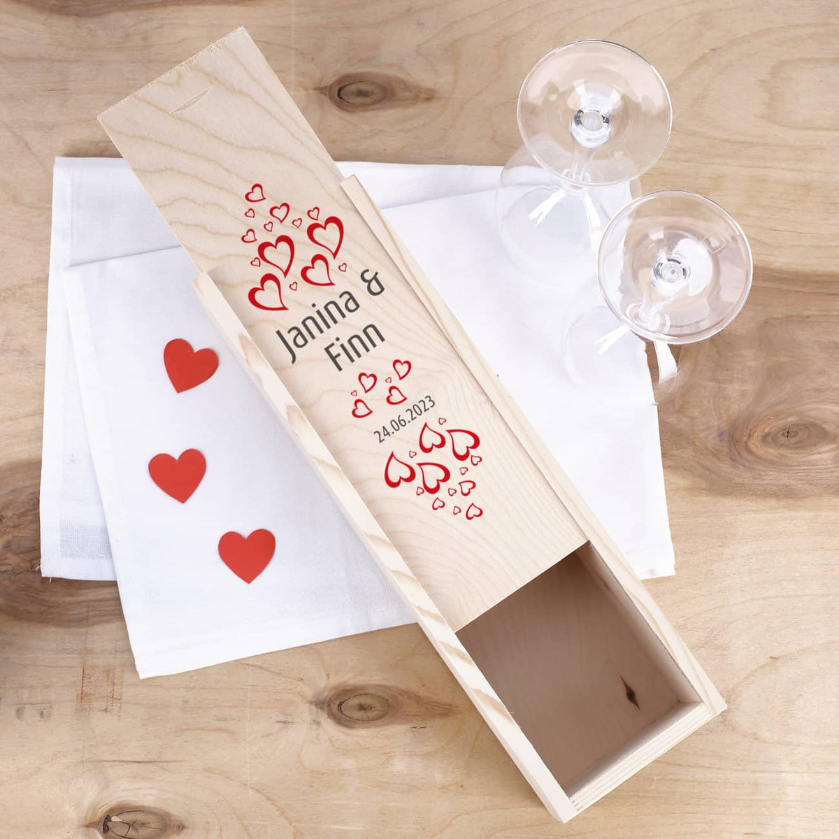 Verpackung aus Holz als Hochzeitsgeschenk mit Namen