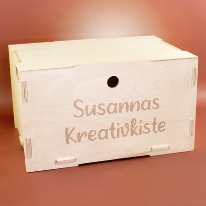Allzweckbox aus Naturholz mit individueller Gravur in zwei Zeilen auf der Front, ideal zur Kennzeichnung des Inhalts