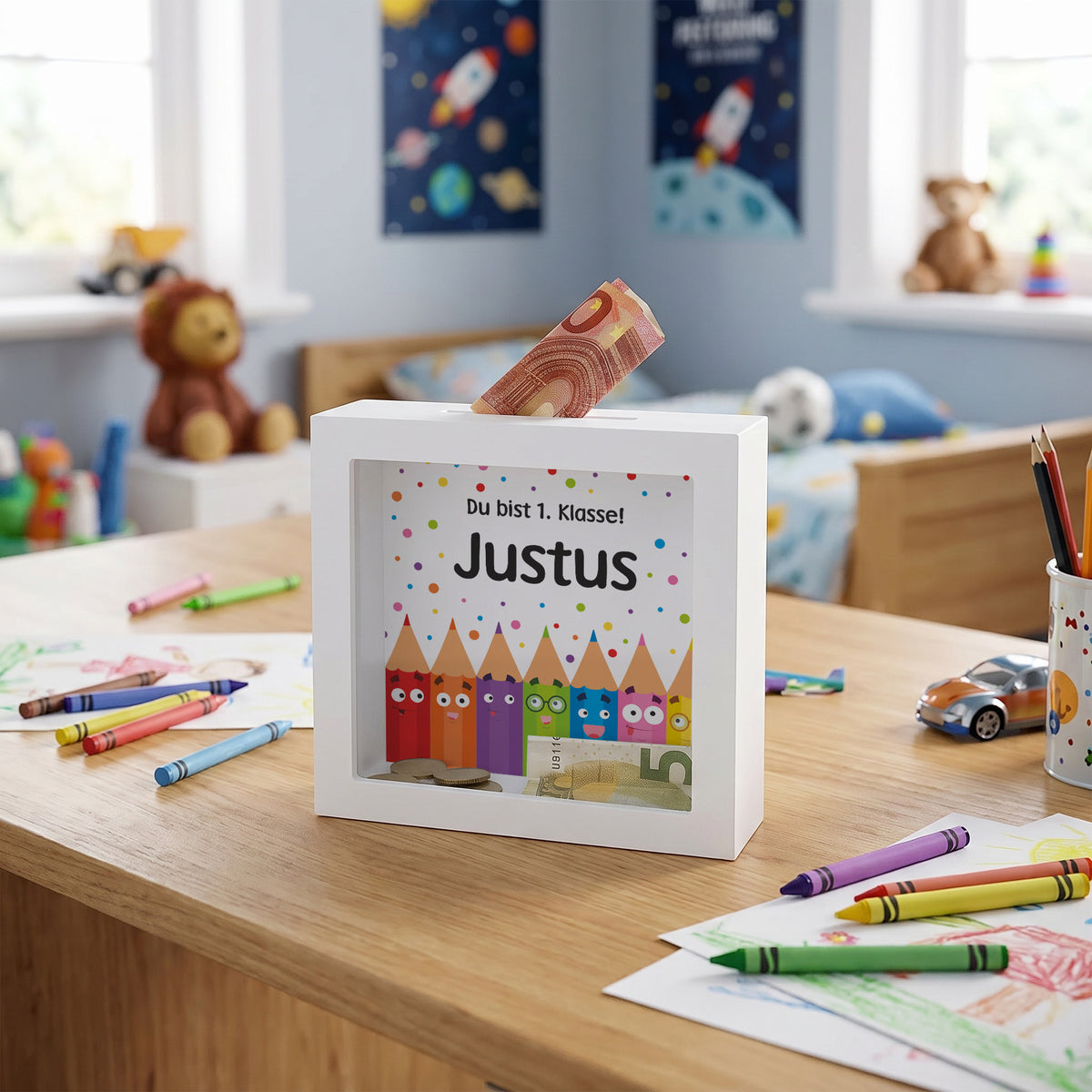 Bilderrahmen-Spardose zur Einschulung mit Name Justus und Geldschein im Kinderzimmer