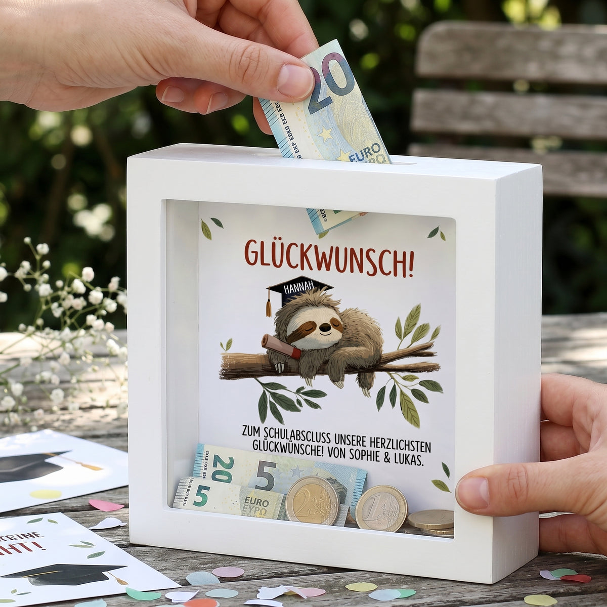 Personalisierte Spardose mit Faultier und Glückwunsch zum Schulabschluss, befüllt mit Geldscheinen und Münzen