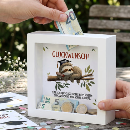 Personalisierte Spardose mit Faultier und Glückwunsch zum Schulabschluss, befüllt mit Geldscheinen und Münzen