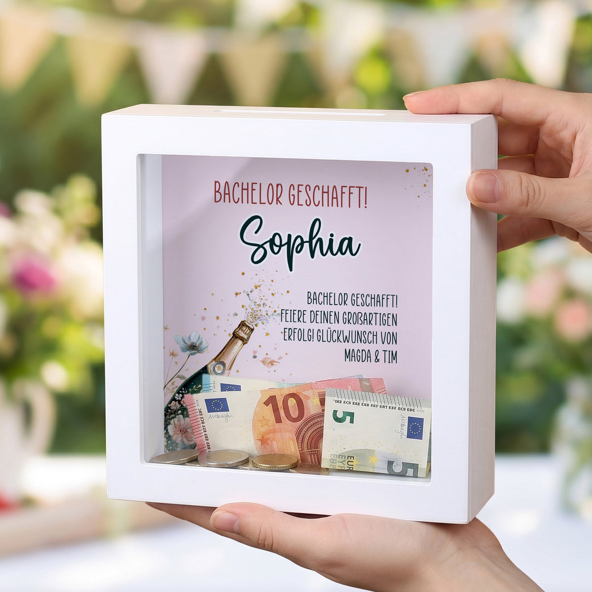 Personalisierte Geldgeschenk Spardose „Bachelor geschafft“ mit Name Sophia und Geldscheinen