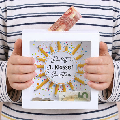 Personalisierte Spardose zur Einschulung mit Name Jonathan in Kinderhänden