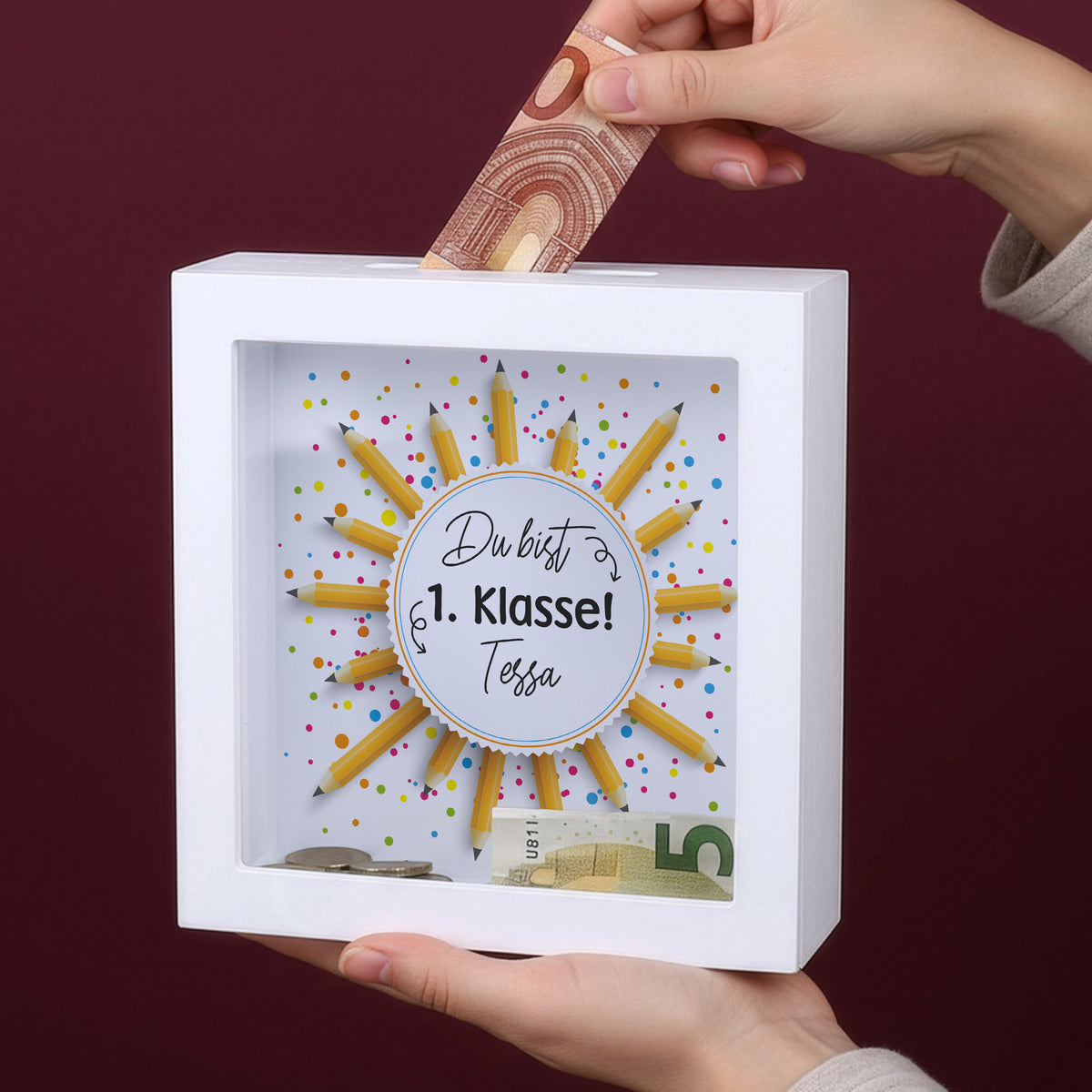 Personalisierte Bilderrahmen-Spardose zur Einschulung mit Name Tessa und Geldschein im Schlitz