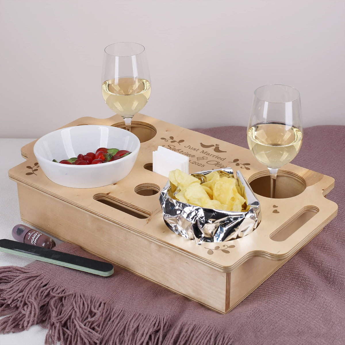 Holzbar mit Aussparungen für Schüsseln, Gläser, Servietten uvm.