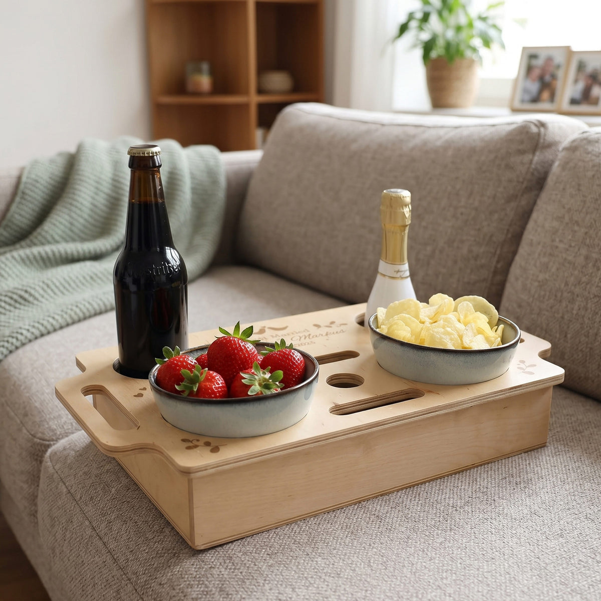 Gravierte Couchbar zur Hochzeit mit Name und Datum