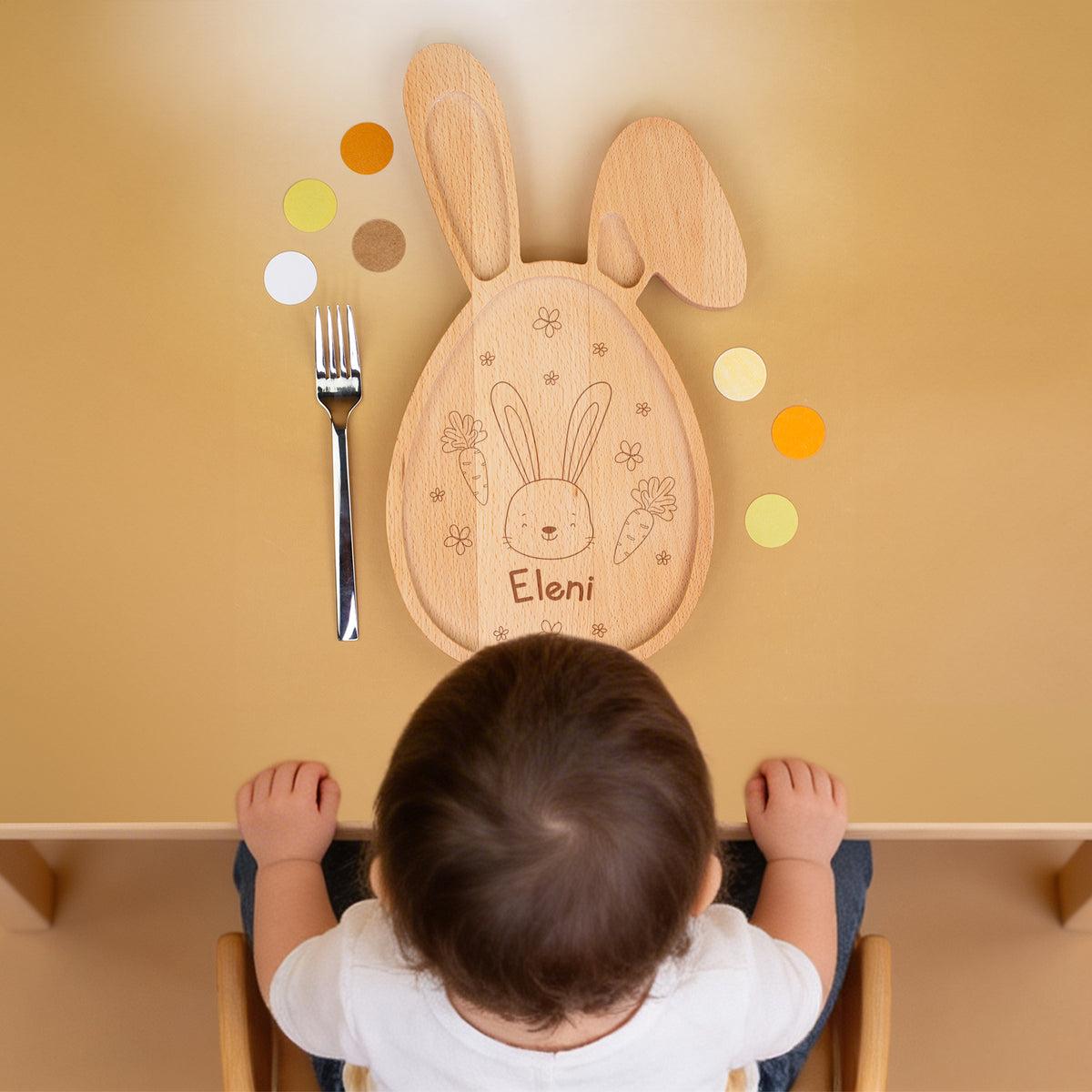 Kinder Frühstücksbrettchen aus Holz in Hasenform mit erhöhtem Rand und personalisierter Gravur