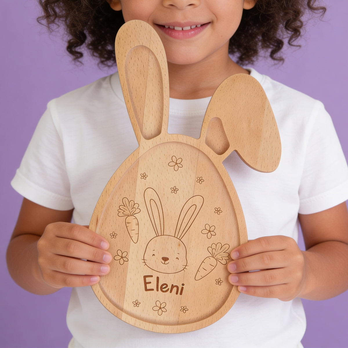 Frühstücksbrettchen aus Holz für Kinder in Hasenform mit erhöhtem Rand und personalisierter Gravur