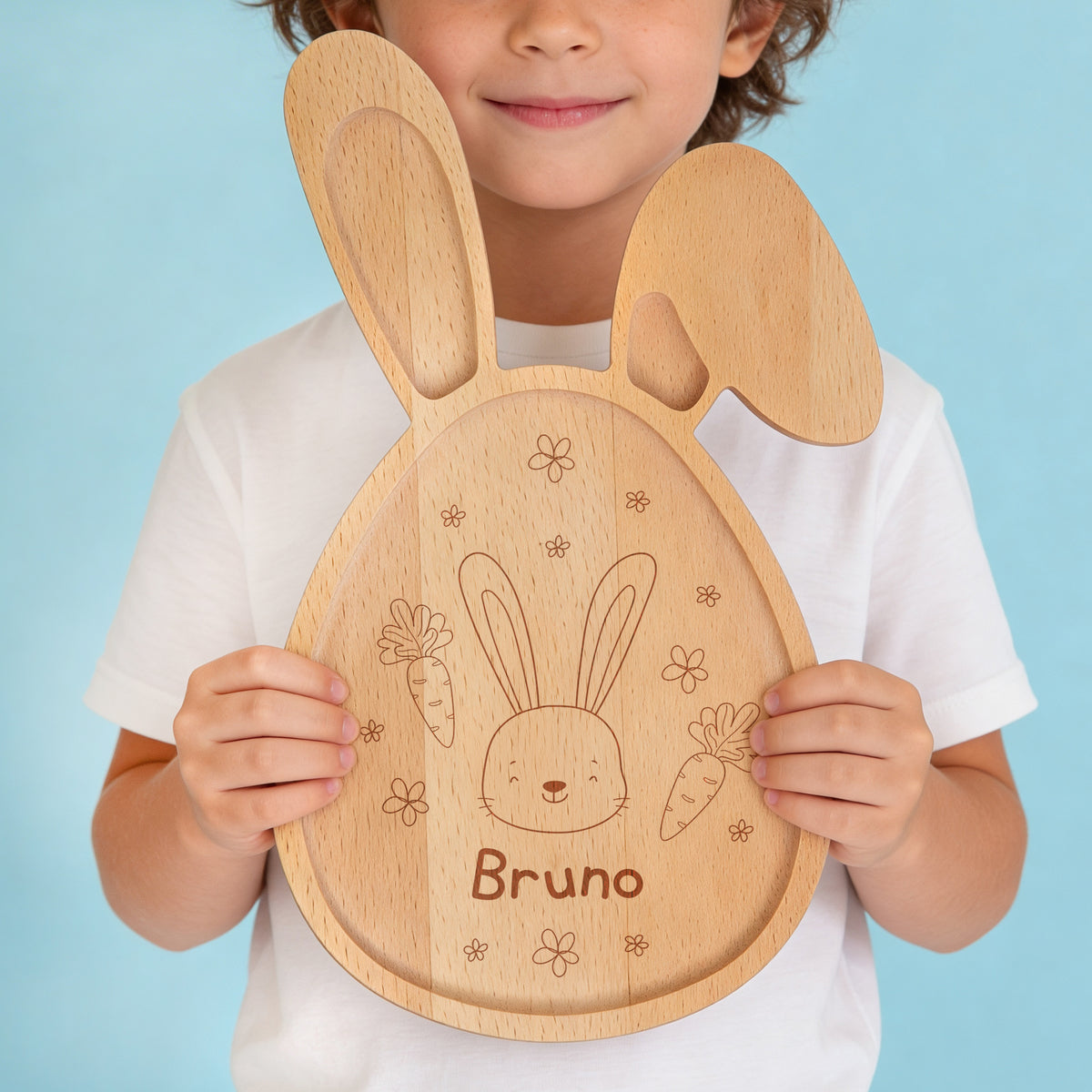 Frühstücksbrettchen aus Holz für Kinder in Hasenform mit erhöhtem Rand und personalisierter Namensgravur