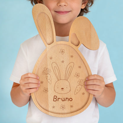 Frühstücksbrettchen aus Holz für Kinder in Hasenform mit erhöhtem Rand und personalisierter Namensgravur