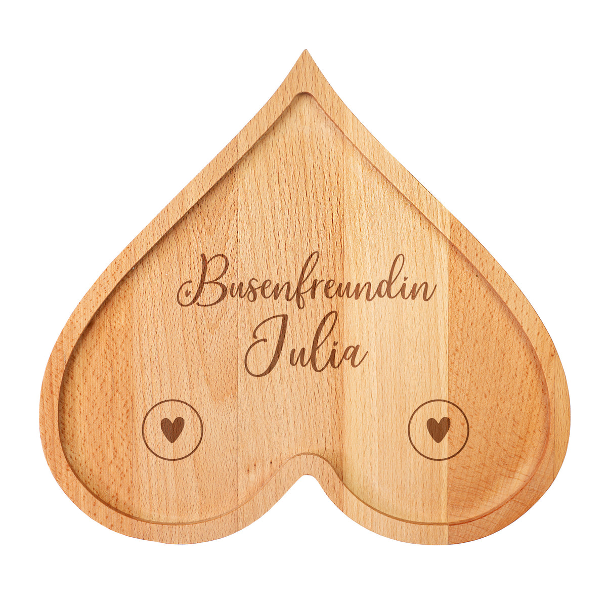 Freigestelltes XL-Frühstücksbrettchen aus Holz in Herzform mit Schriftzug „Busenfreundin“