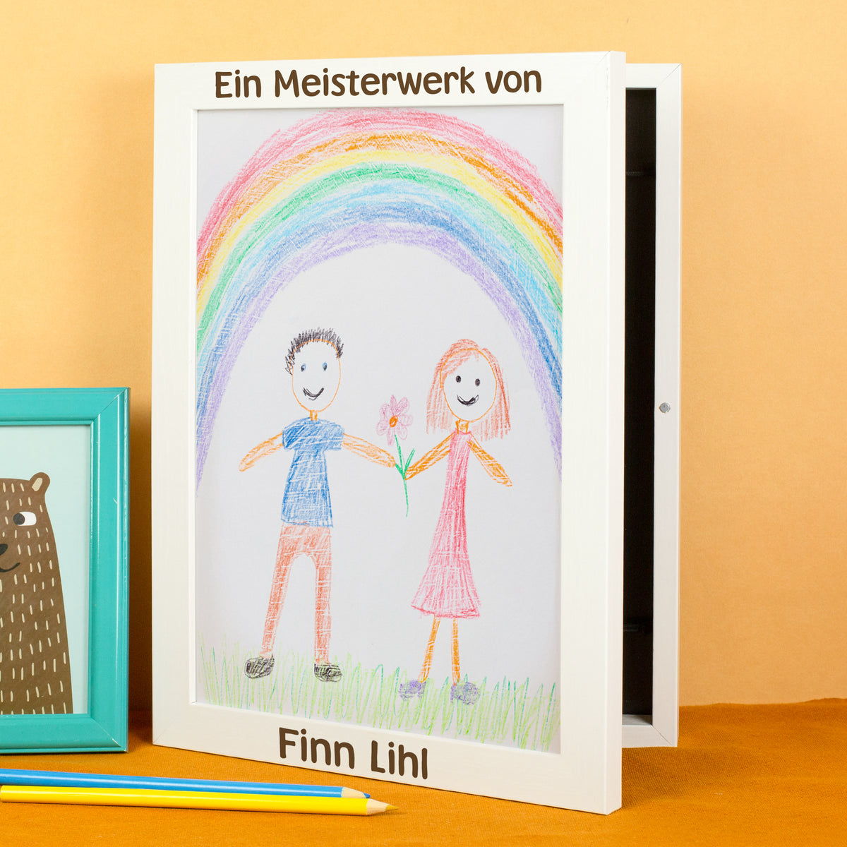 Weißer personalisierter Bilderrahmen mit Kinderzeichnung und Regenbogen Motiv vorne