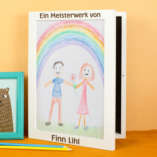 Weißer personalisierter Bilderrahmen mit Kinderzeichnung und Regenbogen Motiv vorne