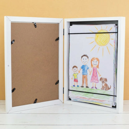 Geöffneter Bilderrahmen mit Aufbewahrungsfach für viele Kinderbilder im Inneren