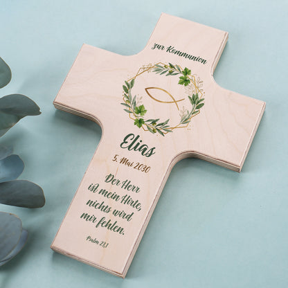 Holzkreuz mit christlichem Fischsymbol, Eukalyptusmotiv und individueller Beschriftung mit Name und Anlass, geeignet für Kinderzimmer oder Wohnraum
